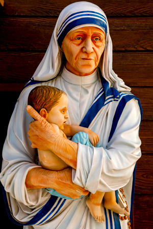 Statue depicting Mother Teresa holding a child in the Missionaries of Charity's convent, Nazareth, Israel, 2018 (photo)