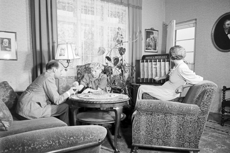 Radio brings music for entertaining, Germany 1930s (b/w photo)
