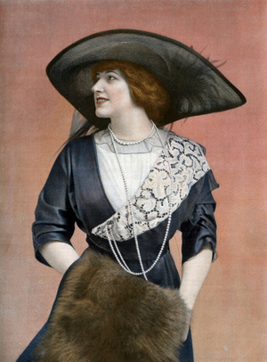 French comedian Gilda Darthy, photo from french paper "Le Theatre" april 11, 1911