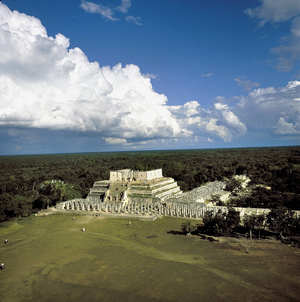 Temple of the Warriors in Chichen Itza, 1992 (photo)