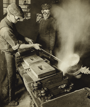 German industry, 1930s: Light metal foundry (b/w photo)