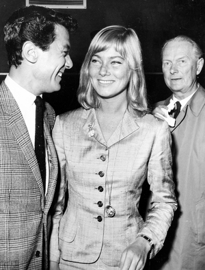 May Britt, Lionel Blair, London Airport, Italy, 1960 (b/w photo)
