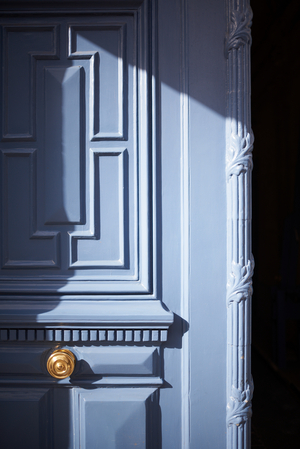 Paris centre, typical door, March 2020 (photo)