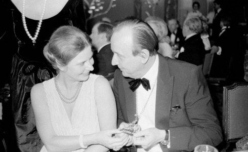 Hans-Dietrich Genscher with the oder of Karl Valentin, 1982 (b/w photo)