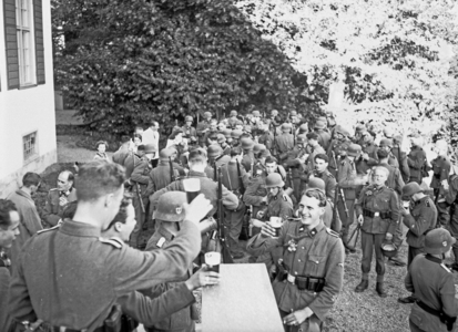 WW2 Asker, Skaugum 1942 The Norwegian Legionians' visit to Skaugum. The soldiers …, 1942 (photo)