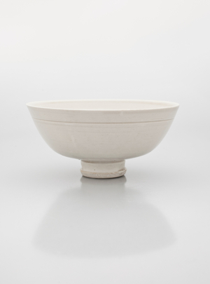 Bowl tall with narrow foot, 960-1127 (stoneware with white glaze)