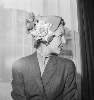 Hat by Emma Pierron, Paris, January 16, 1952 : model "Alouette" (lark) (b/w photo)