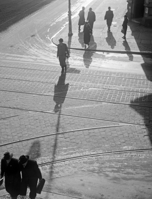 people at a street in Berlin with their shadows, Germany 1930s (b/w photo)