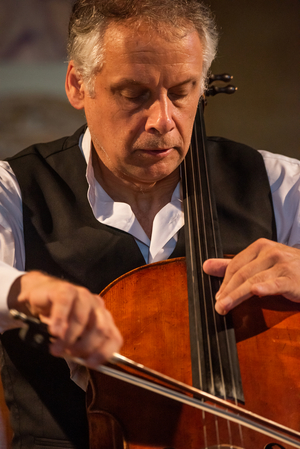 Pieter Wispelwey, Santo Stefano Church, Castelmuzio, Tuscany, 2019 (photo)