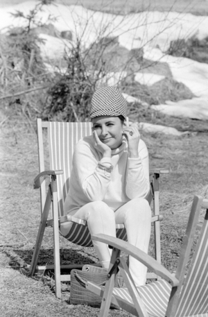 Elizabeth Taylor, 1965 (b/w photo)