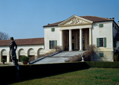 Facade of Villa Emo (photo)