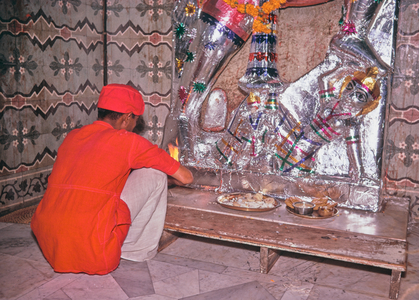 Arti worship of the flames, Hanuman, the Monkey God, Bikanir, Rajasthan, India, 1972 (photo)