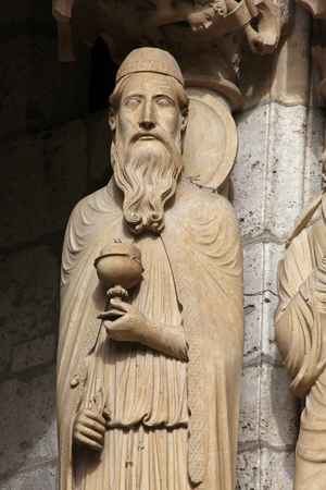 Chartres, Cathedral: North portal central door left: detail of Melchisedek (photo)