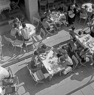 Guests of the Schwimmstadion pool at the open air gastronomy in Berlin, 1936 (b/w photo)