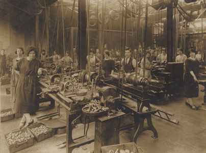 Unidentified English engineering works, early 20th century (b/w photo)