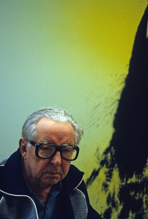 Hans Hartung in his workshop on november 9, 1983, in Mougins (France) (photo)