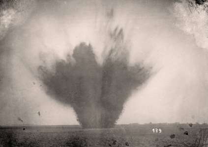 I. WK - Western Front - shell impact 1915 (photo)