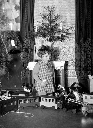 Kind Christmas model railway, ca. 1928, exact location unknown, Germany, Europe, 1928 (photo)