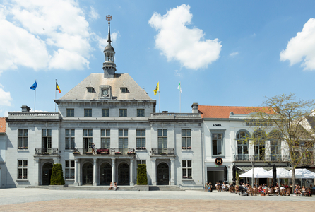 Town hall and house/public bar café "Harmonie".