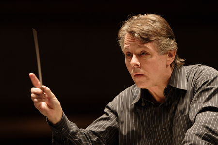 Mariss Jansons performing in Paris, France, 2007 (photo)