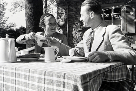 An excursion to the Auerbach castle, Germany 1930s (b/w photo)
