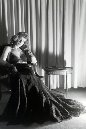 A model trying a dress of fashion designer Hilda Romatzki, Germany ca.1939 (b/w photo)