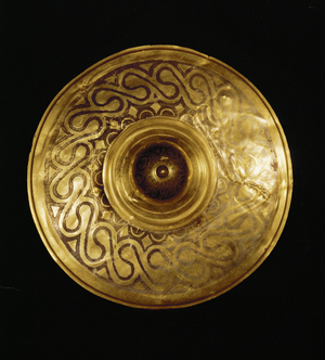 Gold vessel lid with geometric silver ornaments (silver)