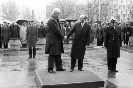 Defence Minister Gerhard Stoltenberg (left, FRG CDU) and his predecessor Rupert Scholz..., 1989 (photo)