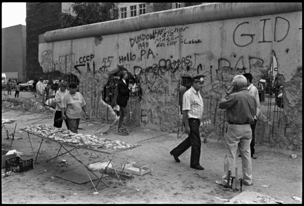 At the former "Checkpoint Charlie" wall remains are being sold, 1990 (photo)