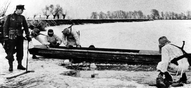 German soldiers in the combat zone Budapest, 1945 (b/w photo)