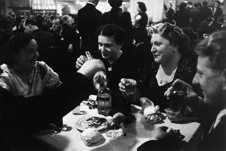 Life in post- war Vienna: After the sad war years, people start enjoying themselves at balls ..., 1953 (photo)