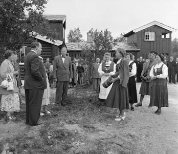 Rugellia near Røros July 16, 1949. Trygve Lie receives the gift, "Lieset" with the magnificent cabin in Rugellia …, 1949 (photo)