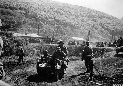 German motorcycle riflemen in France, 1940 (b/w photo)