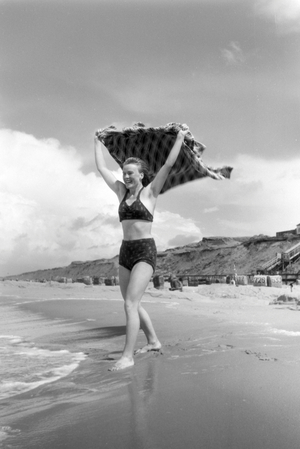 CPA CARTE PHOTO 1910 Jeune Femme Plage Mer BAIGNEUSE Bathing Maillot de Bain EUR 9,90 - FR