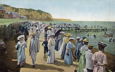 Postcard of Dieppe: in front of cubicles at bath's time