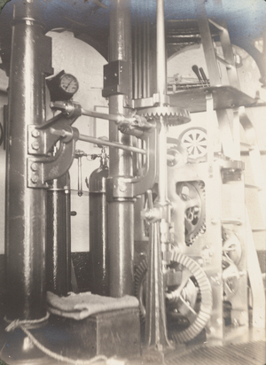 View showing machinery within lighthouse, c.1903 (b/w photo)