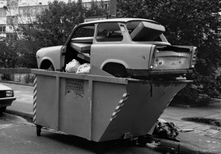 Berlin, Trabi in the garbage 1990 (photo)