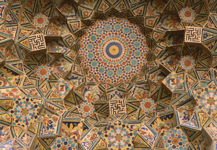 The Friday Mosque, gateway entrance, vault of muqarnas (photo)