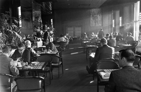 Oslo, 19710125. Interior motif from Grand Cafe. Men and women sit at the tables. Many smokes …, 1971 (photo)