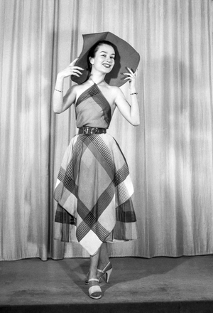 Maggy Rouff fashion, Paris, February 12, 1952 : dress and hat (b/w photo)