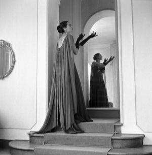 Fashion: Sorelle Fontana evening dress from the Autumn/Winter collection, Rome, Italy, 1952 (b/w photo)