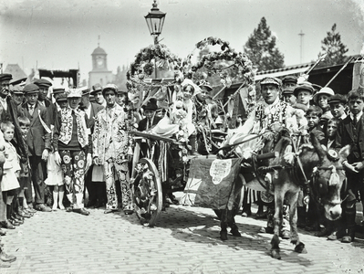 Pearly Kings during a procession, London, 1910 (b/w photo)