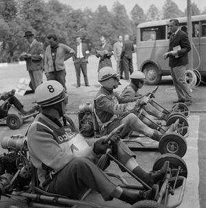 Soap-Box-Derby, 1950s (b/w photo)