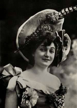Portrait of French artist Anna Tariol Bauge ( 1871 , 1944 ) (photograph)