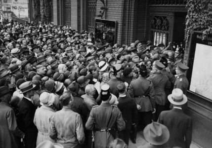 People in front of the branch of the Sparkasse in Berlin, 1931 (b/w photo)