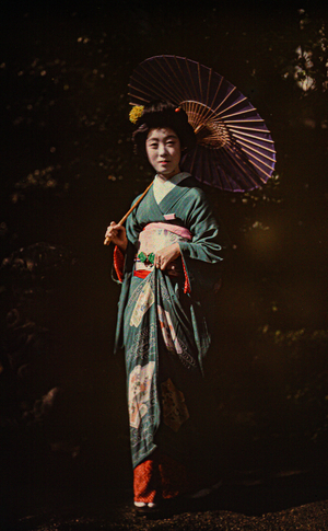 Japanese woman holding parasol and wearing kimono, early color autochrome, c.1916 (photo)