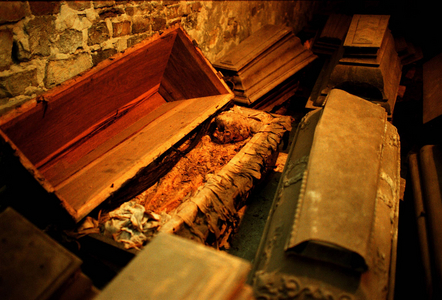 ParochialGruft mummified corpse of a child in a coffin in the crypt ..., 1998 (photo)