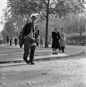 An American in Paris: Frank Billerbeck tries out his new clown routine in the streets of Paris ..., 1952 (photo)