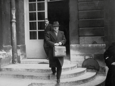 Maurice Thorez leaving ministers council in november 1945 , at the time of the provisional gouvernement in France