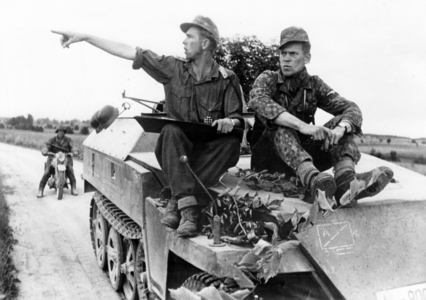 WW2 - Eastern Front - Tank Troop 1944 (photo)